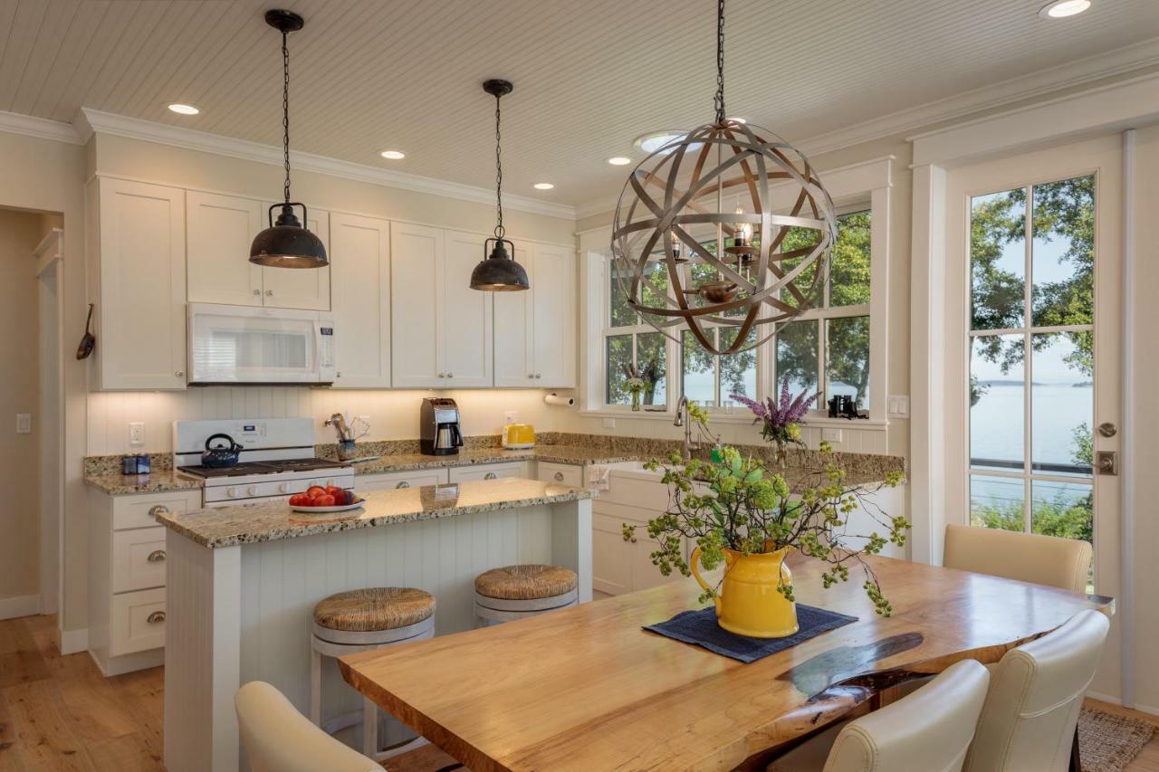 Orcas Beach Cottage Eastsound エクステリア 写真
